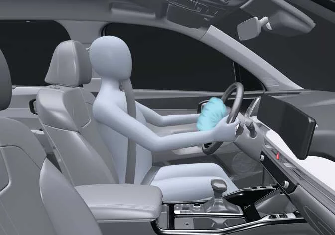 Close-up technical view of the driver's front airbag module installed in the Kia K4 steering wheel