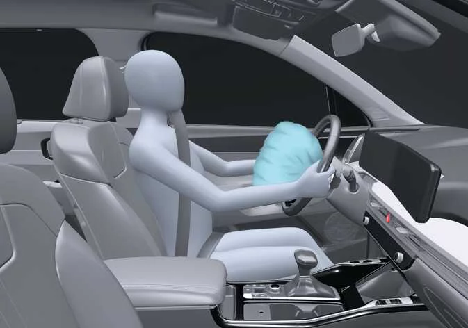Detailed view of the driver's front airbag module housing location in the Kia K4 steering wheel