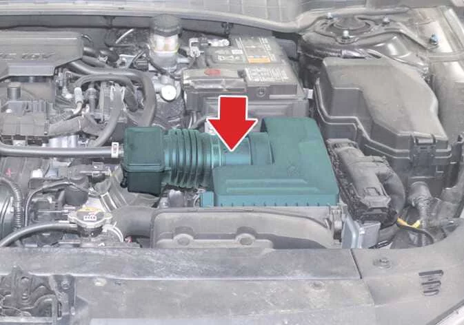 Kia K4 air cleaner housing unit for filter replacement