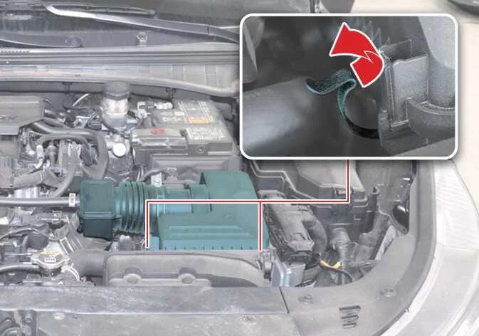 Releasing the locking lever on the Kia K4 air cleaner cover