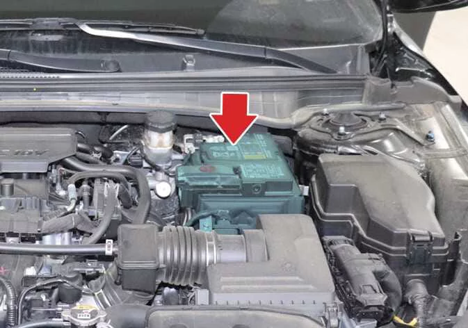 Engine bay view showing the location and mounting of the Kia K4 battery