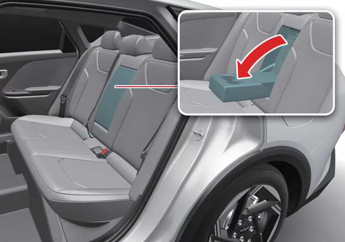 Using the integrated rear center armrest in the Kia K4 interior