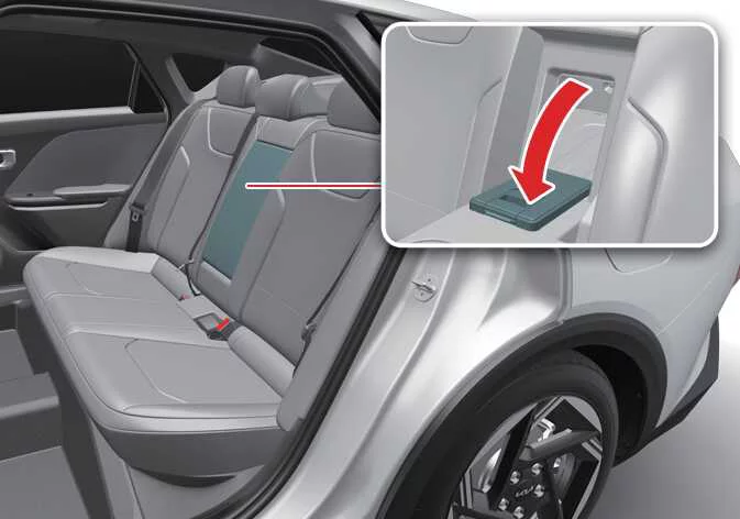 Opening the pass-through cargo hatch in the Kia K4 rear seat