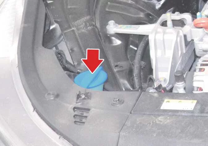 Visual inspection of the translucent Kia K4 windshield washer fluid reservoir